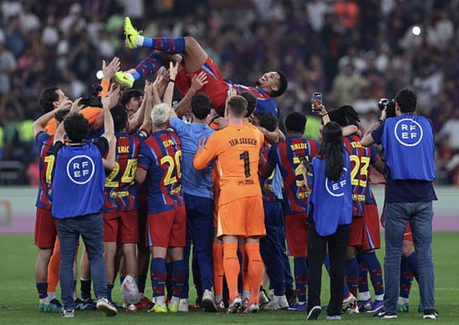 终于回归，比赛结束后阿劳霍被队友们高高抛起