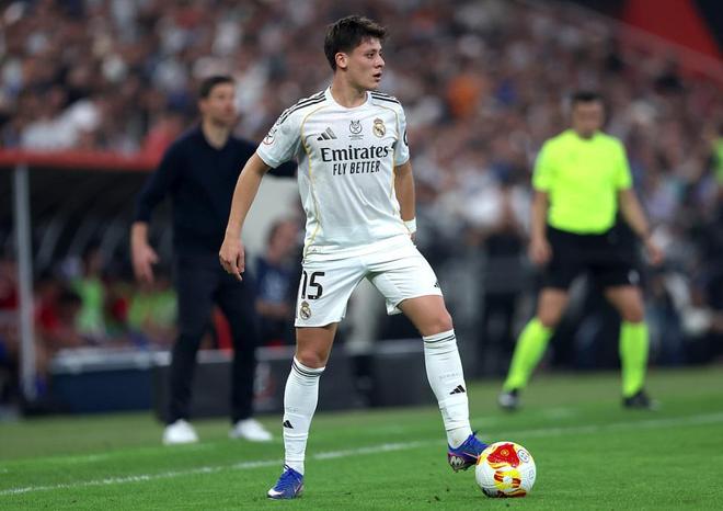 皇马9000万红星破防 目睹巴萨夺冠怒踢水瓶泄愤 狼狈滑倒看呆队友