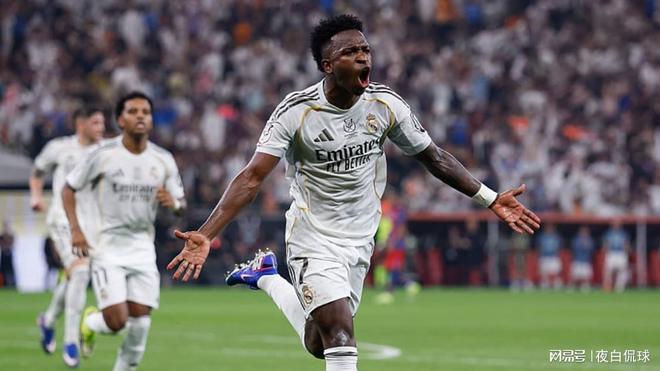 25岁追平队史传奇！维尼修斯比肩C罗本泽马，超神进球难救皇马