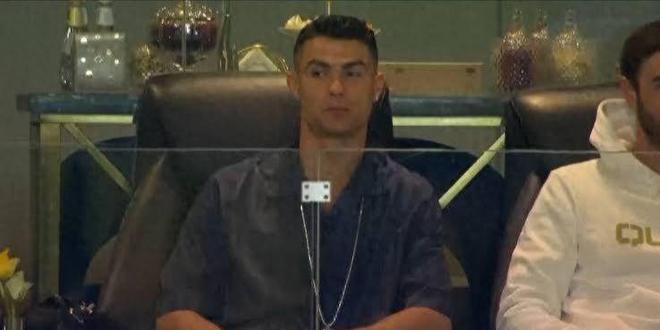 C罗现场目睹皇马负于巴萨，表情全程引关注