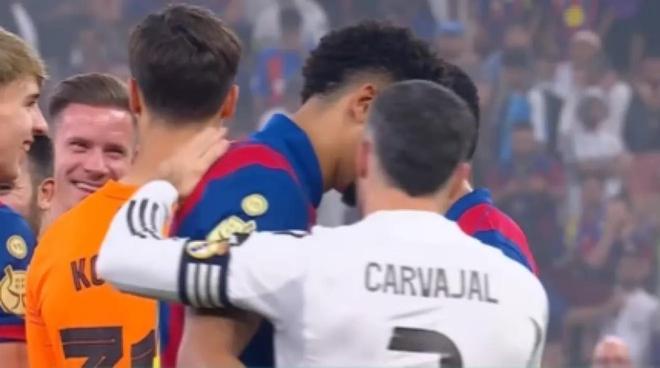 暖心，维尼修斯和卡瓦哈尔都与阿劳霍交谈并询问其恢复情况