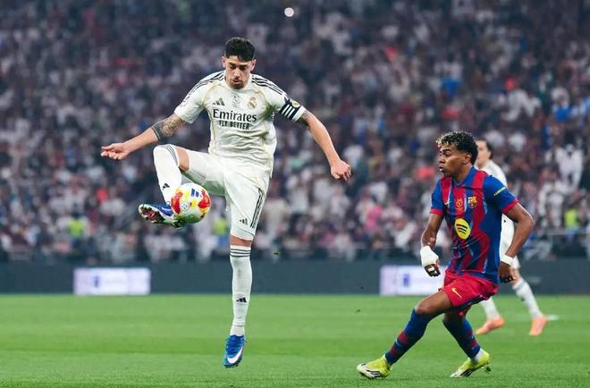 3-2卫冕！巴萨力克皇马捧杯，拉菲尼亚梅开二度，德容红牌