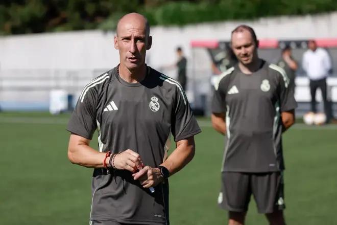 马卡：皇马C队教练桑切斯即将下课，公告可能于本周二发布