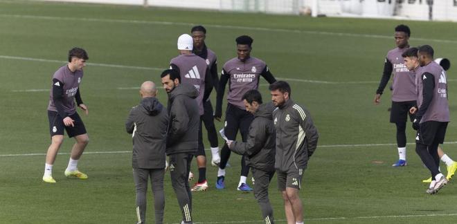 世体：姆巴佩因伤缺席阿韦洛亚首训，平图斯重新归队