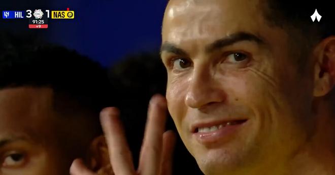 质疑判罚不公，C罗皇马时期也做过相同争议手势并高喊“抢劫”