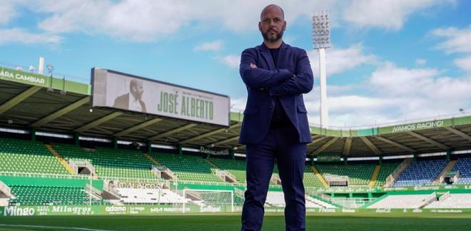 桑坦德竞技主帅：会为西超杯冠军巴萨列队，我们极具体育精神