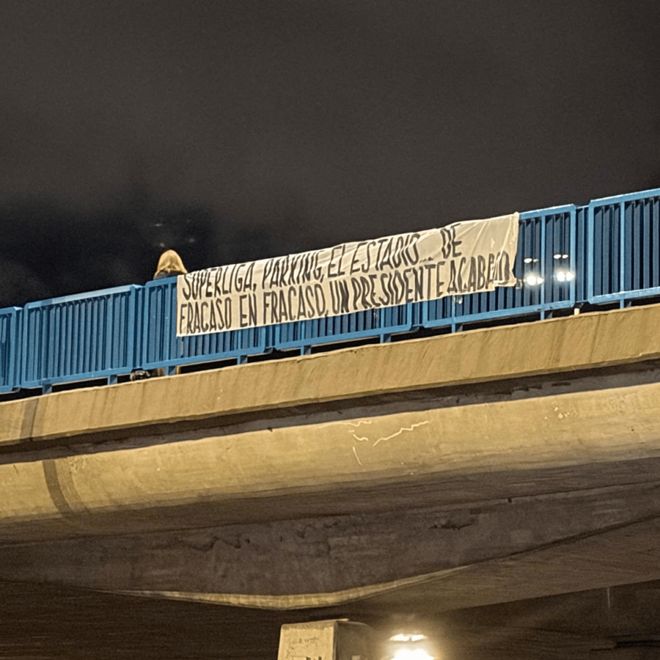 不满换帅+3天丢2冠！皇马球迷拉横幅要求老佛爷下台 将在主场狂嘘