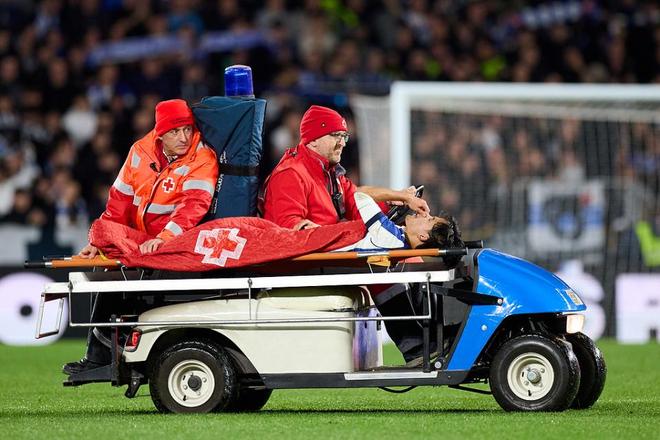 世界杯成疑！日本又折损大将 3000万红星无对抗重伤 被医疗车拉走