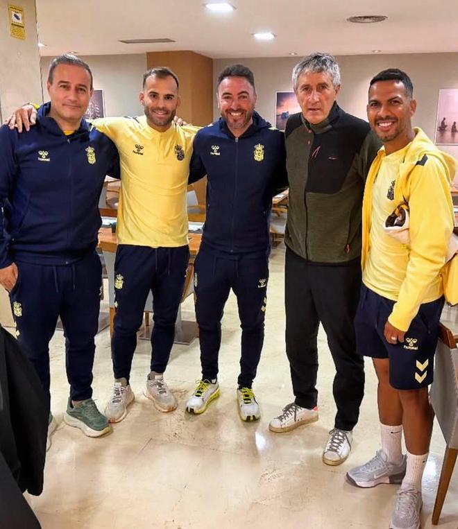 国安前主帅塞蒂恩受邀观战桑坦德竞技比赛，并与比埃拉合影