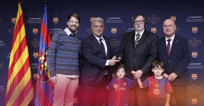 巴萨官方：拉波尔塔向满50年会员颁授金徽章，有37位会员参加