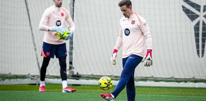 世体：特尔施特根在向巴萨队友和教练组告别时哭了