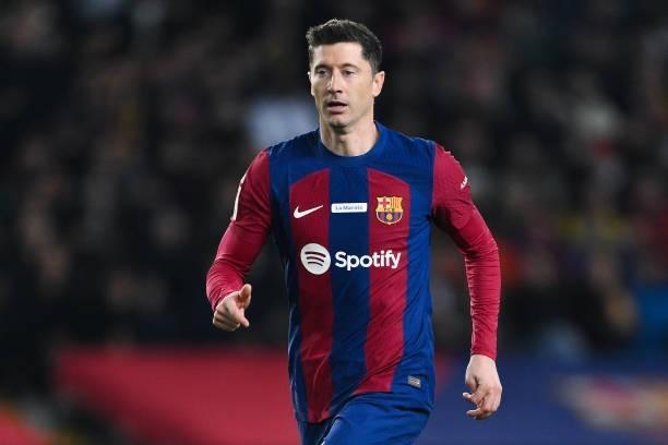 每体：巴萨无意强行送走莱万，但留队须接受新定位+薪水减半