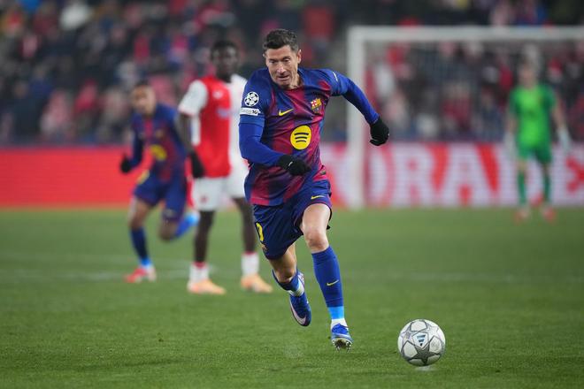 莱万半场进乌龙，布拉格斯拉维亚将莱万巴萨球衣P成自己球衣