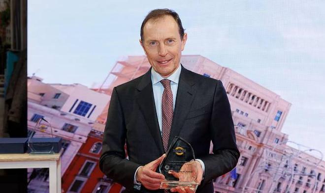 皇马因对马德里市旅游业的贡献获表彰，布拉特恰诺领取纪念奖