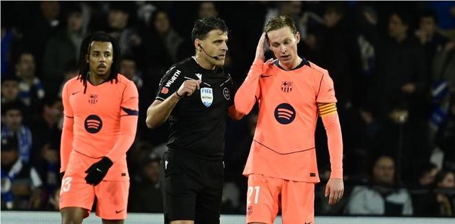 世体：曼萨诺可能因为在皇社vs巴萨时的执法表现被停哨一轮