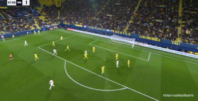 这就是巨星的力量，皇马两个人硬是撕碎了对方六七个人组成的防线