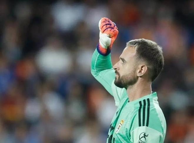 奥维耶多门将：拉菲尼亚极具威胁，他总能让对手陷入麻烦