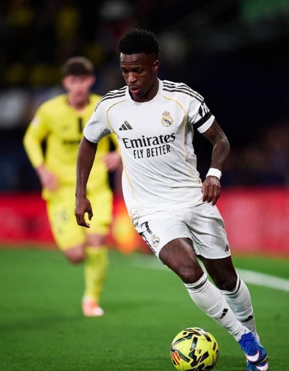 西甲第一易主！姆巴佩梅开二度造法国足球历史，皇马2-0黄潜登顶