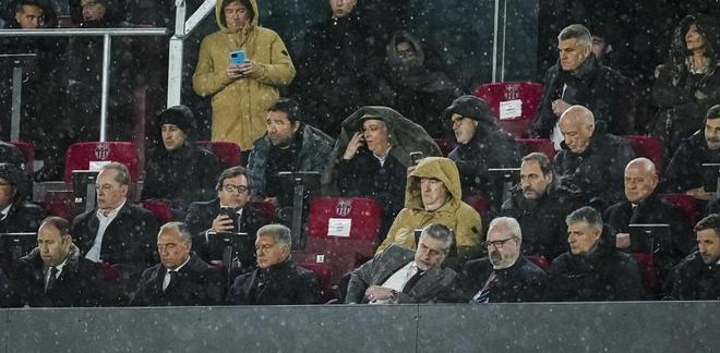 拉波尔塔：忙于巴萨工作还没准备竞选；和大家一起淋雨应该的