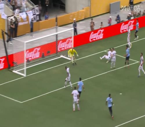 离大谱！卡卢卢逆天乌龙，无人逼抢情况下将球打进自家大门