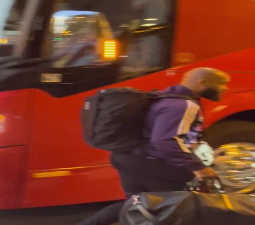 曼联抵达芝加哥，姆贝莫、库尼亚“詹库”合体！