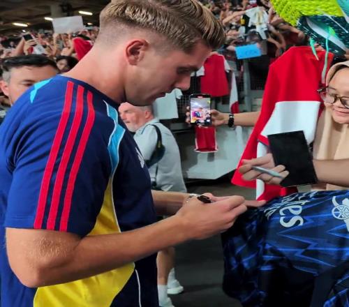 阿森纳球员赛后为新加坡球迷签名+拉横幅表示感谢