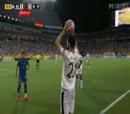 绣花秀起来了！赖因德斯禁区内变向晃过对手+后脚跟磕球