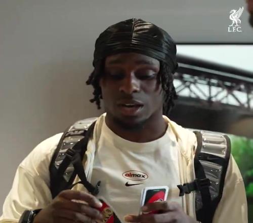 利物浦社媒晒出球员玩UNO：现场气氛轻松愉快，笑声不断