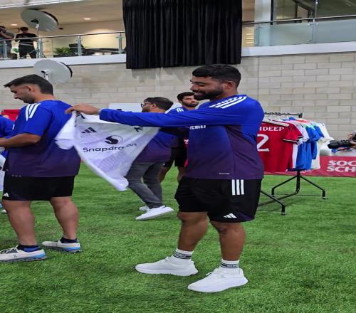 印度板球国家队造访卡灵顿基地，与曼联球员切磋交流