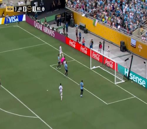 尤文快速扳平！埃德森开球失误，库普梅纳斯断球后破门