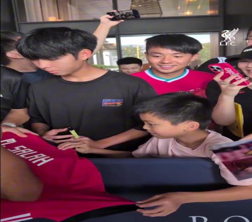 展现亲和力！利物浦社媒晒球员为中国球迷签名视频