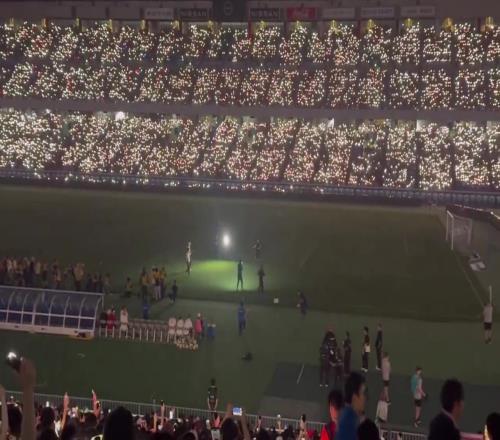 对阵横滨水手友谊赛赛前，利物浦传奇伊恩拉什献花纪念若塔兄弟