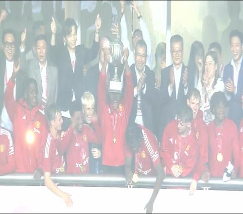 捧杯时刻17岁奥比马丁捧起友谊赛奖杯本场双响助曼联逆转