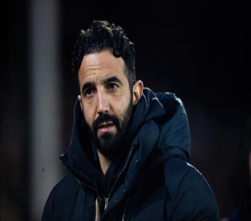 跟队记者调侃曼联大名单：平常是21人这次26人，不难看出这是决赛