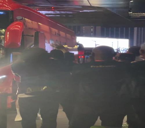 开启亚洲行！曼联球员抵达吉隆坡，当地球迷热情欢迎