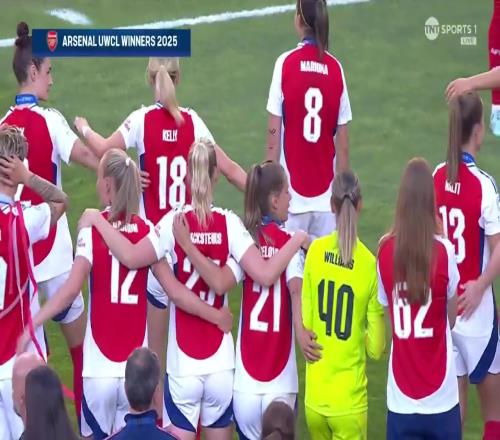 怎能不动容阿森纳女足逆袭夺欧冠，赛后满看台枪迷大合唱