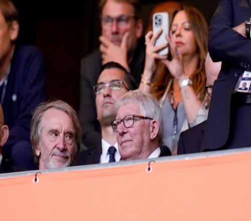 弗格森和拉特克利夫欧联决赛坐一起，球迷：这让我感到困惑