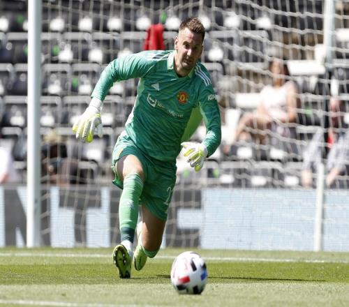 留队至2026年罗马诺：曼联正和门将汤姆希顿商谈续约1年事宜