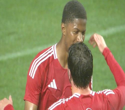 曼联21反超中国香港！芒特传中助攻，17岁奥比马丁抢点完成双响