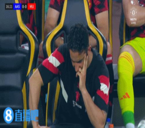 无奈！苦恼！曼联不敌东盟全明星，阿莫林赛中频频沉思+摇头