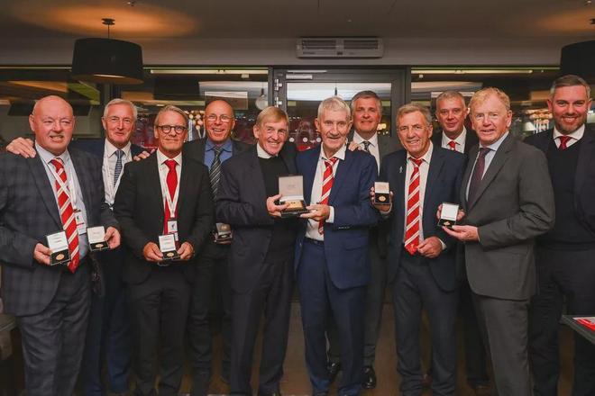 回声报：利物浦向14名前球员颁发了联赛冠军奖牌