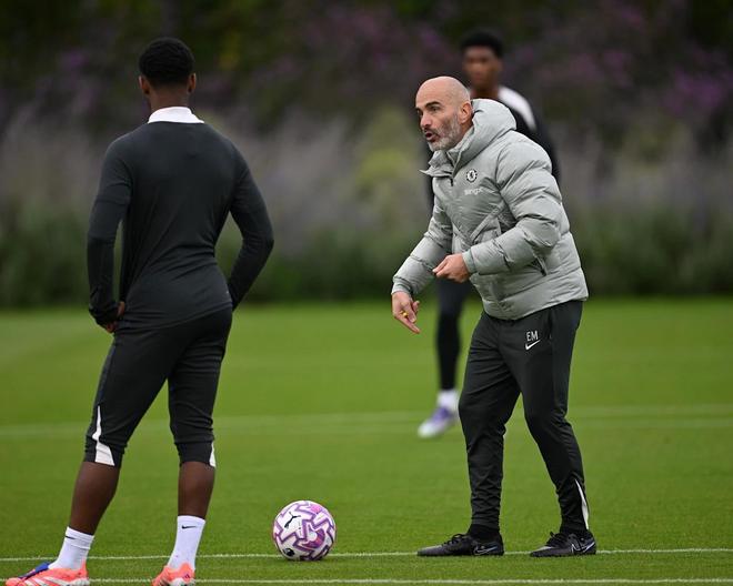 本赛季除去点球切尔西通过定位球进8球，与阿森纳并列英超第1