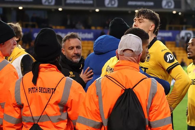 镜报：狼队赛季初与佩雷拉续约，9轮未胜后仍暂无换帅计划