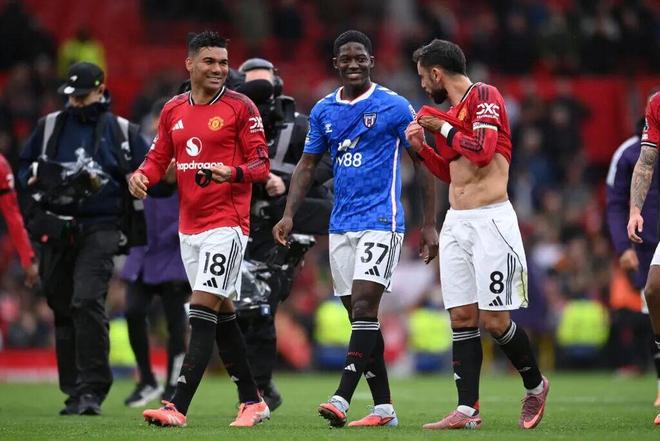 他是曼联后防新核！英超连续9场首发 未来有望成为队长