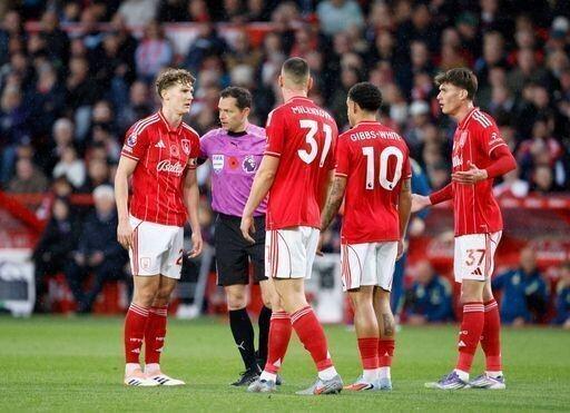 英超巨大争议！卡塞米罗头球破门，主裁强行送角球，森林球员暴怒