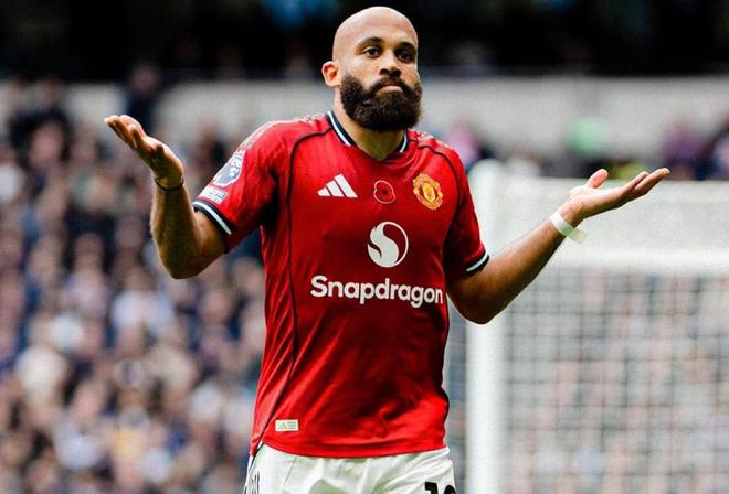 近4场比赛为曼联打进4球，姆伯莫社媒继续晒摊手照