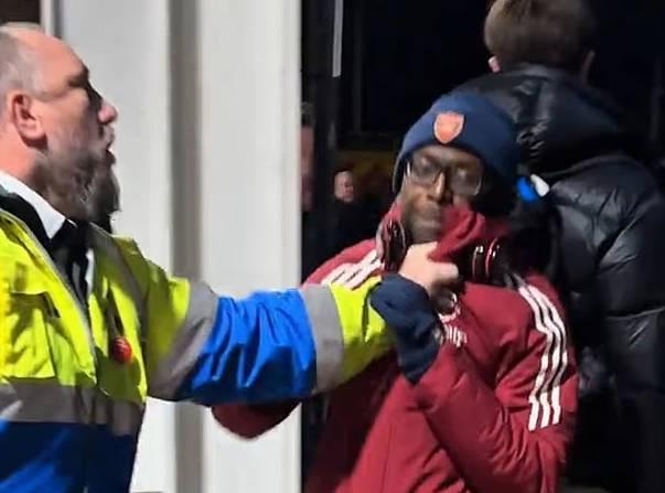 枪手球迷网红谈与安保冲突:被桑德兰球迷嘲讽后我说我们是榜首 枪手球迷网红谈与安保冲突:被桑德兰球迷嘲讽后我说我们是榜首