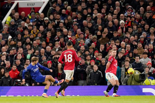 拿曼联开刀，迪尤斯伯里-霍尔首次在英超用右脚取得进球