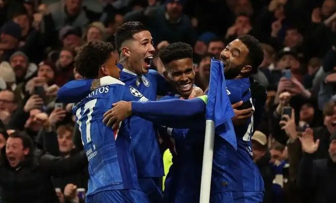 蓝军3-0完胜巴萨！18岁埃斯特旺战胜亚马尔，弗里克更衣室发怒