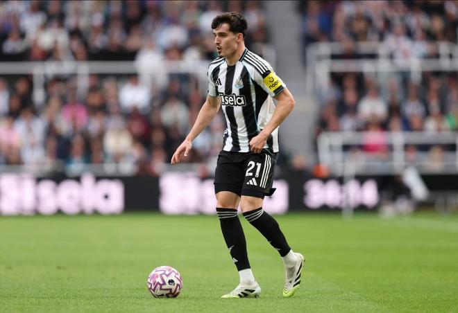 TA：曼城明夏可能签右后卫和右边锋，他们仍在关注利夫拉门托